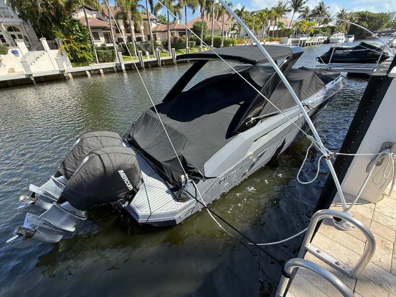 2021 Cruisers Yachts 338 South Beach